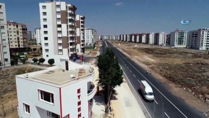 Vatandaş inat etti, ev yolun ortasında kaldı