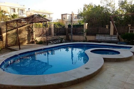 فيلا 400م بحمام سباحة للايجار مفروشة – موون لاند