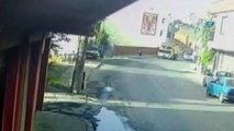 Motosiklet sürücüsü önce otomobile sonra kamyona çarptı... O anlar kamerada