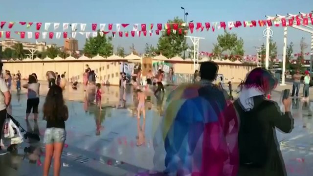 Sıcaktan bunalan çocuklar fıskiyelerin altına koştu - İSTANBUL