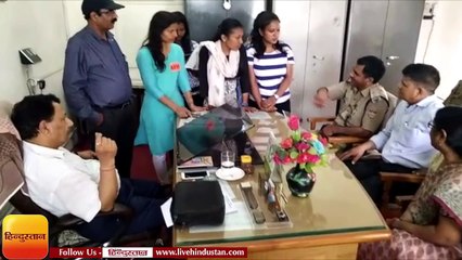 सीट बढ़ाने की मांग को लेकर अखिल भारतीय विद्यार्थी परिषद की छात्राओं ने मुख्य गेट को बंद कर दिया