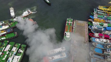 연안 부두 선박에서 불...해경 1명 부상 / YTN