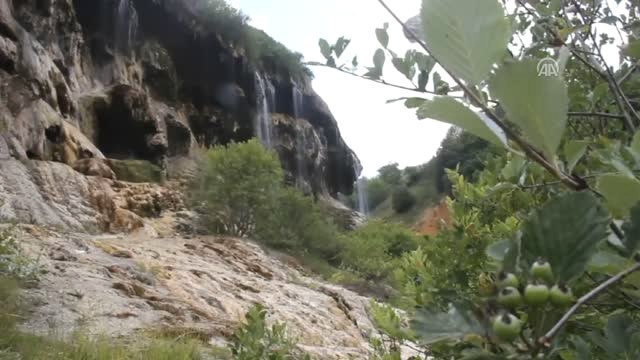 Dipsiz Göl Şelalesi'nde Ziyaretçi Yoğunluğu - Sivas