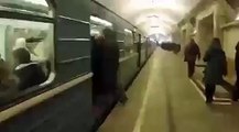 Metronun kapıları kapanmadan binmek