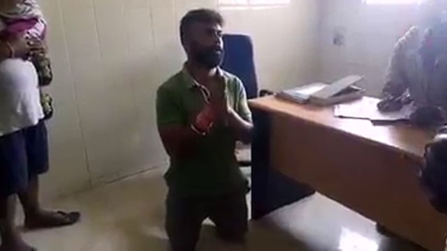 Congress MLA Rupjyoti Kurmi ने क्यों घुटनों के बल बैठ कर Public से मांगी माफी | वनइंडिया हिन्दी