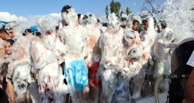 Van Gölüne Akın Eden Turistler, Köpük Partisinde Eğlendi