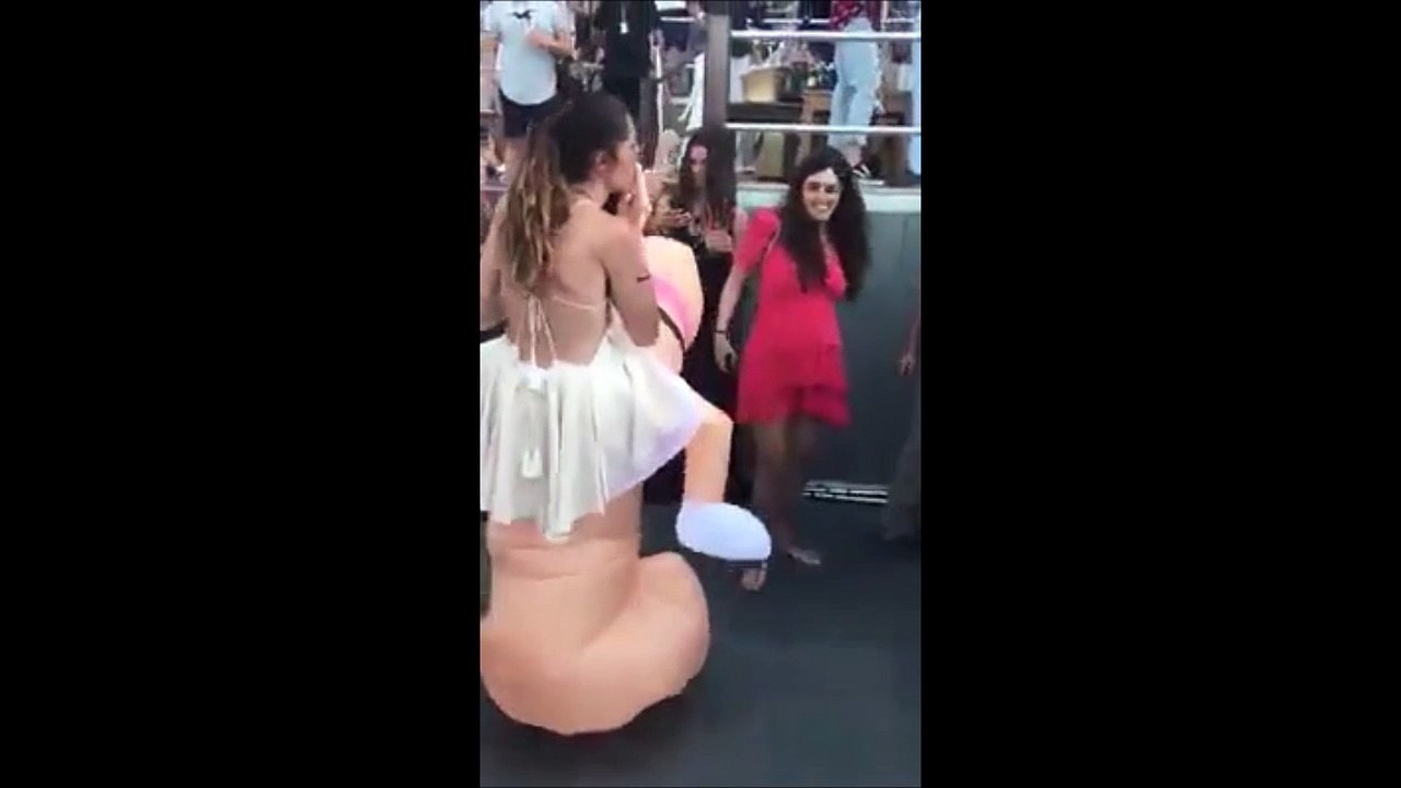 Le déguisement de cette fille est tellement classe... Ou pas