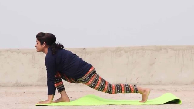 Yoga: सूर्य नमस्कार करने का सही तरीका और फायदे; देखें यहाँ | वनइंडिया हिंदी