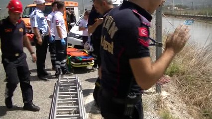 Akıntıya kapılan minibüsün üstünde dakikalarca kurtarılmayı bekledi