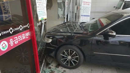 70대 운전 승용차, 병원 응급실 돌진 / YTN