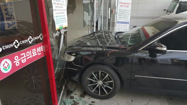 70대 운전 승용차, 병원 응급실 돌진 / YTN