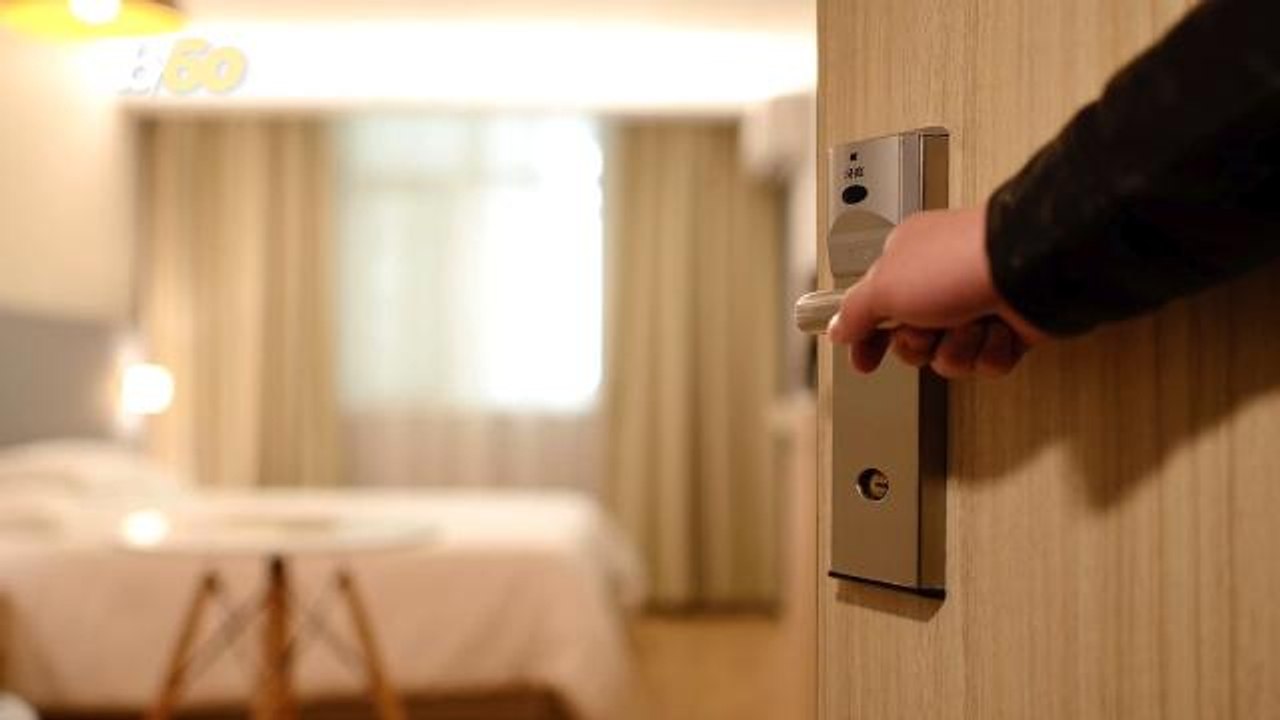 Things You Should (and Shouldn’t) Bring to a Hotel