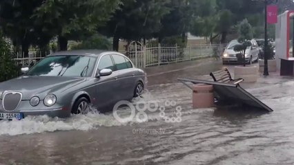Ora News - Shiu përmbyt Shkodrën, qyteti noton në ujë, ndërsa rrufetë djegin shtëpitë
