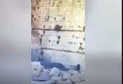 لحظة سقوط حجر من حائط البراق بسبب حفريات الاحتلال