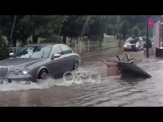 Ora News - Shiu përmbyt Shkodrën, qyteti noton në ujë, ndërsa rrufetë djegin shtëpitë