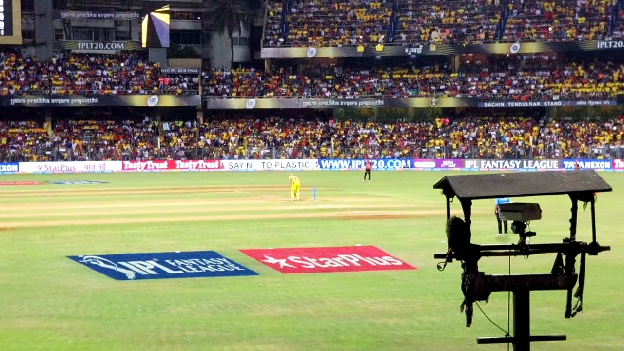 Wankhede Chanting Watson Watson and he Hits a Classy Boundary for Fans  IPL Final 2018