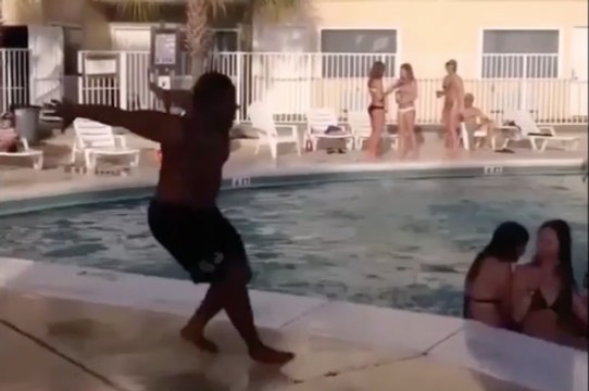 Il tente un saut au dessus de 2 filles dans une piscine mais se loupe lamentablement !