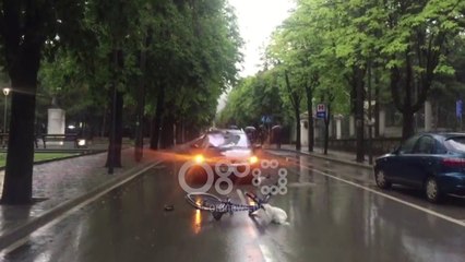 Ora News - Korçë, makina aksidenton një person me biçikletë