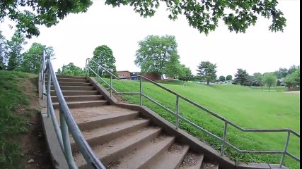 Il s'éclate en BMX sur un escalier en plein trick raté !