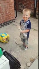 Futur ouvrier ? Ce gamin est recouvert de béton !