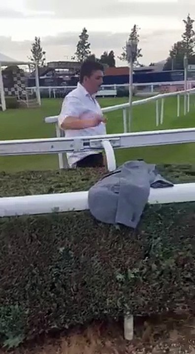 Course de chevaux : il tombe dans la haie de buissons !