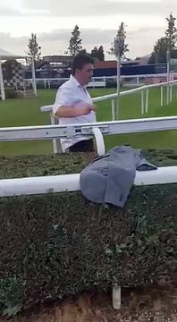 Course de chevaux : il tombe dans la haie de buissons !