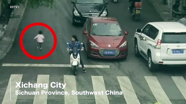 Un enfant passe sous une voiture et ressort sans une égratignure... Miracle