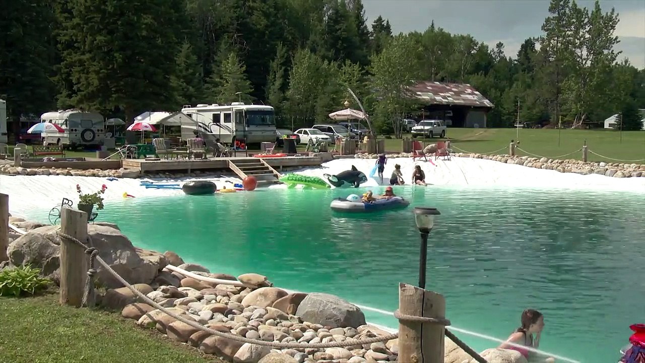 Il décide de construire une piscine géante dans son jardin : 1,2 millions de litres d'eau