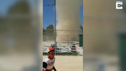 Une mini tornade de poussière balaye un terrain de baseball en plein match