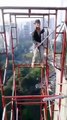 Ils montent un échafaudage au sommet d’un gratte-ciel sans aucune sécurité