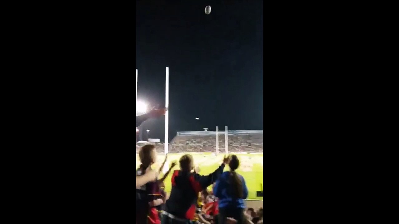 Un enfant se prend un ballon de rugby en pleine face pendant un match... Douloureux