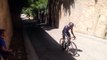 Ce cycliste grimpe une pente à 30% pendant le Tour d'Italie...