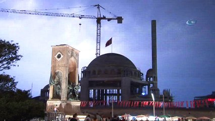 İstanbul’da çakan şimşekler geceyi aydınlattı