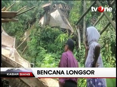 Material dari Tebing Longsor Timpa 5 Rumah