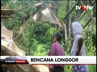Material dari Tebing Longsor Timpa 5 Rumah