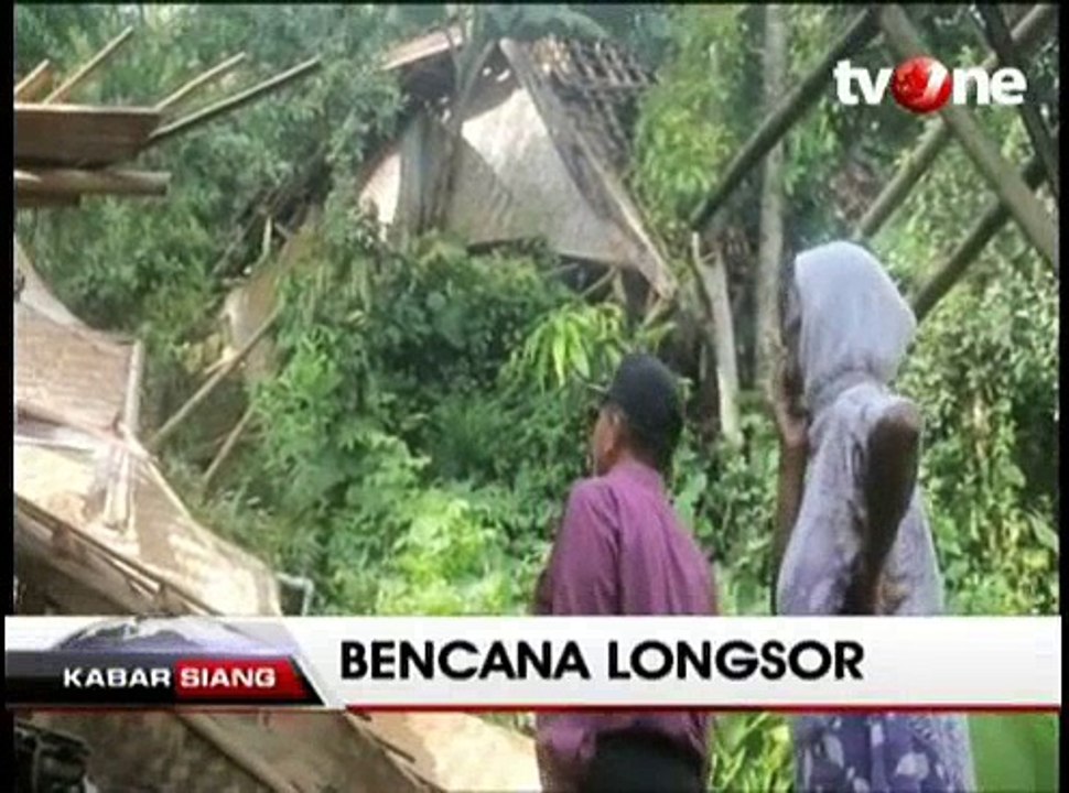 Material dari Tebing Longsor Timpa 5 Rumah
