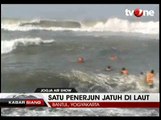 Seorang Penerjun Payung Jatuh di Tengah Laut