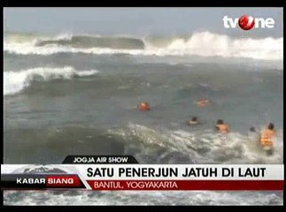 Seorang Penerjun Payung Jatuh di Tengah Laut