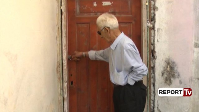 Berat/ U ndërruan bravat e zyrës, të përndjekurit protestë kundër bashkisë