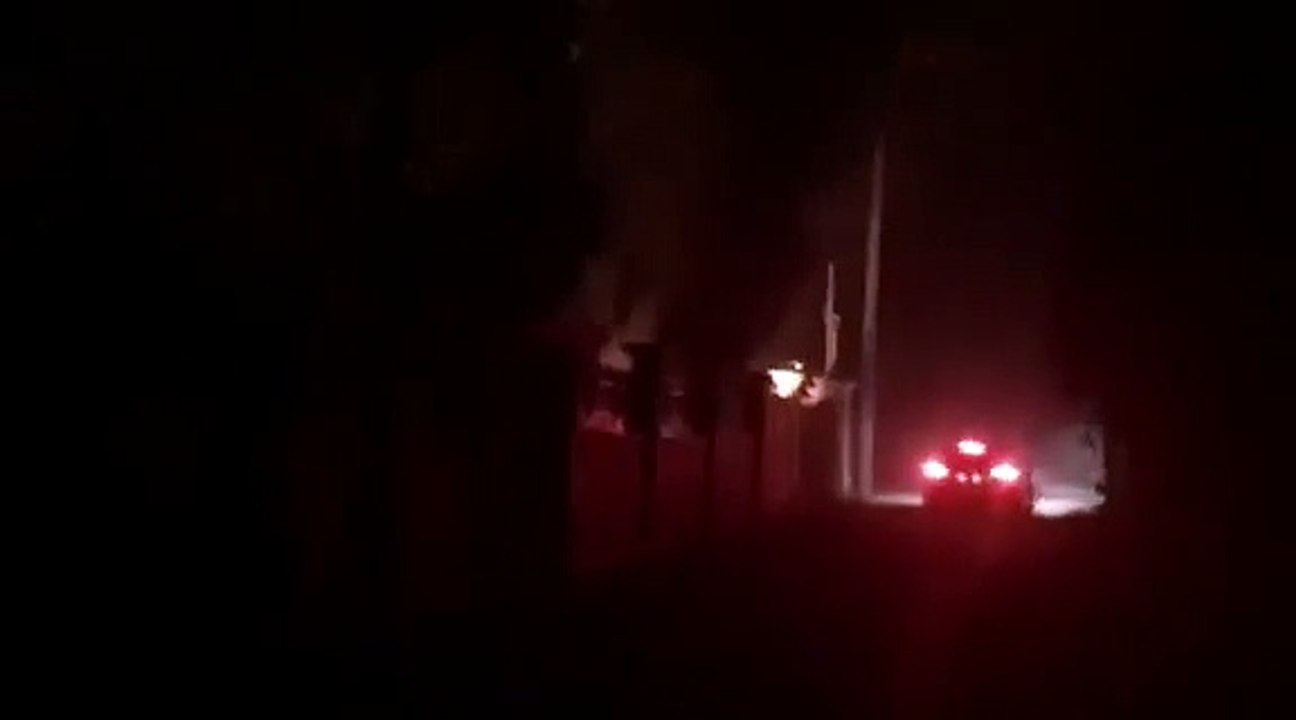Καίνε ακόμα σπίτια οι φλόγες στη Ραφήνα