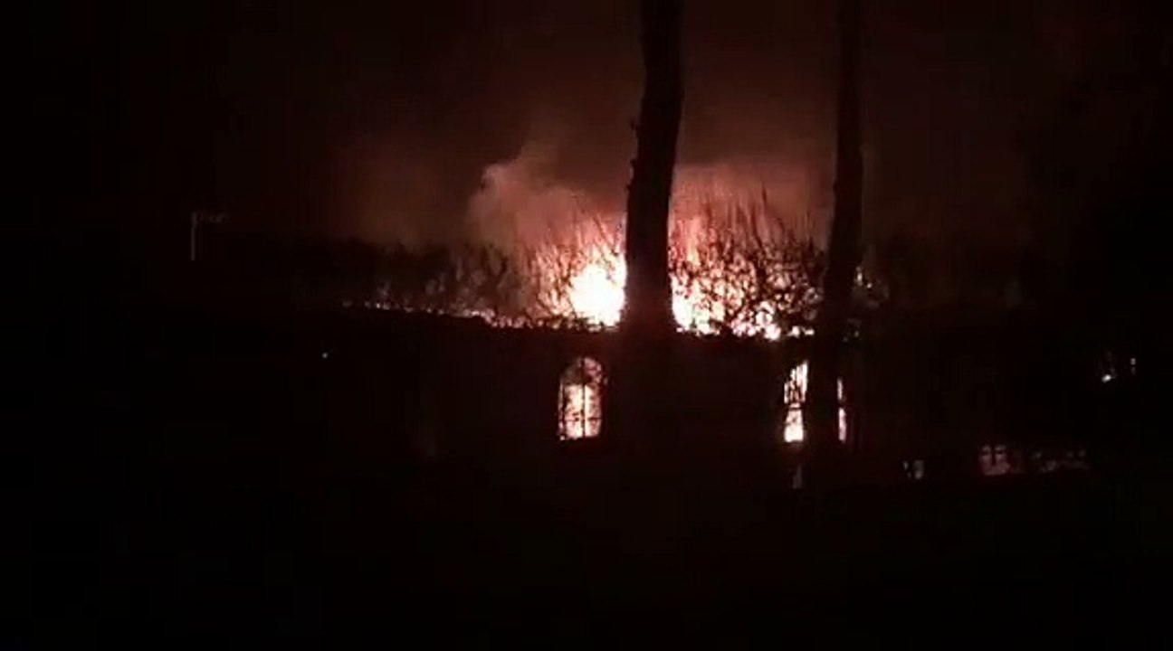 Καίνε ακόμα σπίτια οι φλόγες στη Ραφήνα (1)