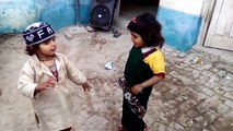 छोटे बच्चों का डांस || Desi kids ka dance so funny energetic || school girls dance