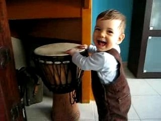 Camille joue du djembé