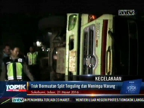 Truk Bermuatan Split Terguling dan Menimpa Warung