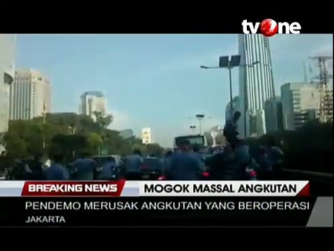 Sebuah Taksi Konvensional Dirusak Massa Pendemo