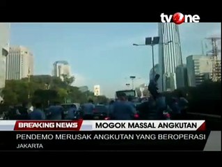 Sebuah Taksi Konvensional Dirusak Massa Pendemo