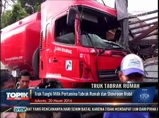 Truk Tangki Pertamina Tabrak Rumah dan Showroom Mobil