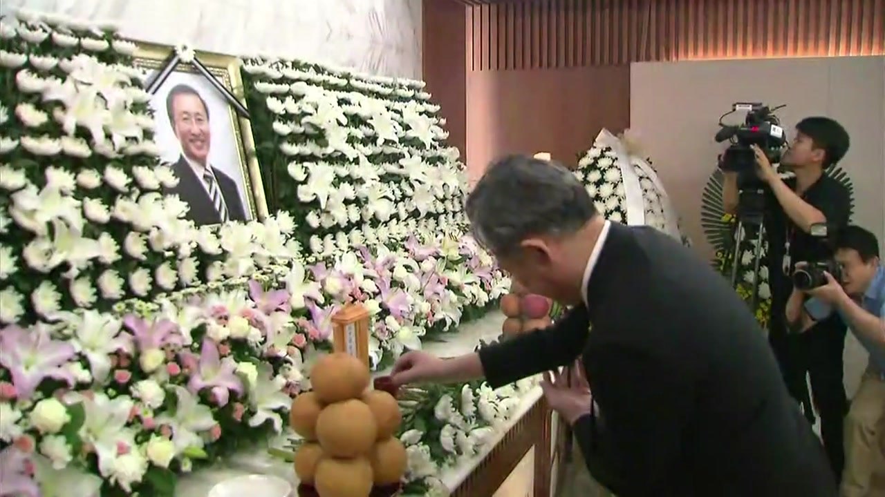 '노회찬 빈소' 조문 행렬...추미애 "향기 있는 사람, 정치에 강한 인상 남겨" /...