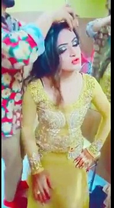 Pakistani Actress While Make Up
