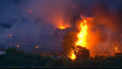 下载视频: Greece: Major forest fires rage near Athens as homeowners flee